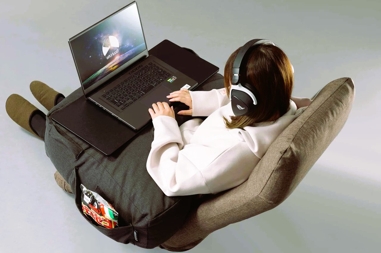 Large Cushion Table Gaming Stand